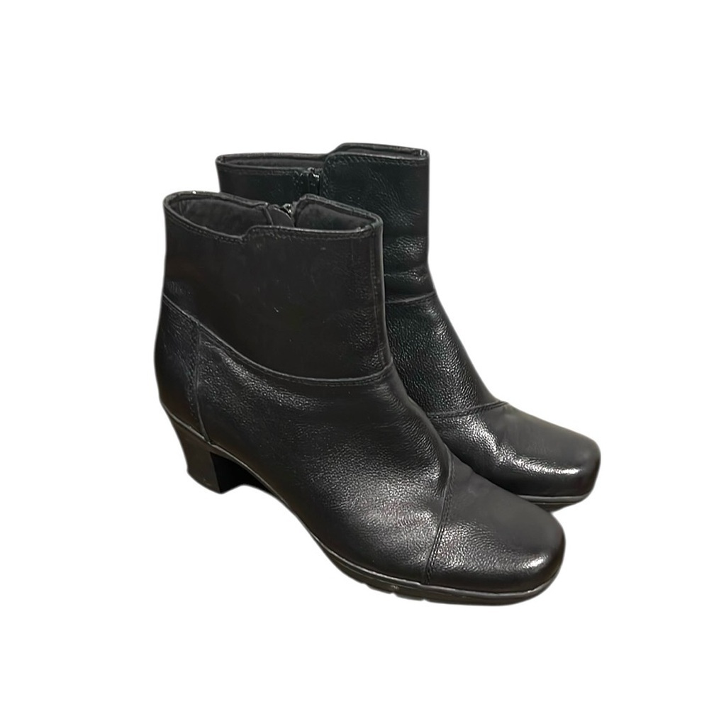 Clark’s black leather 2.5” heeled booties size 9M
